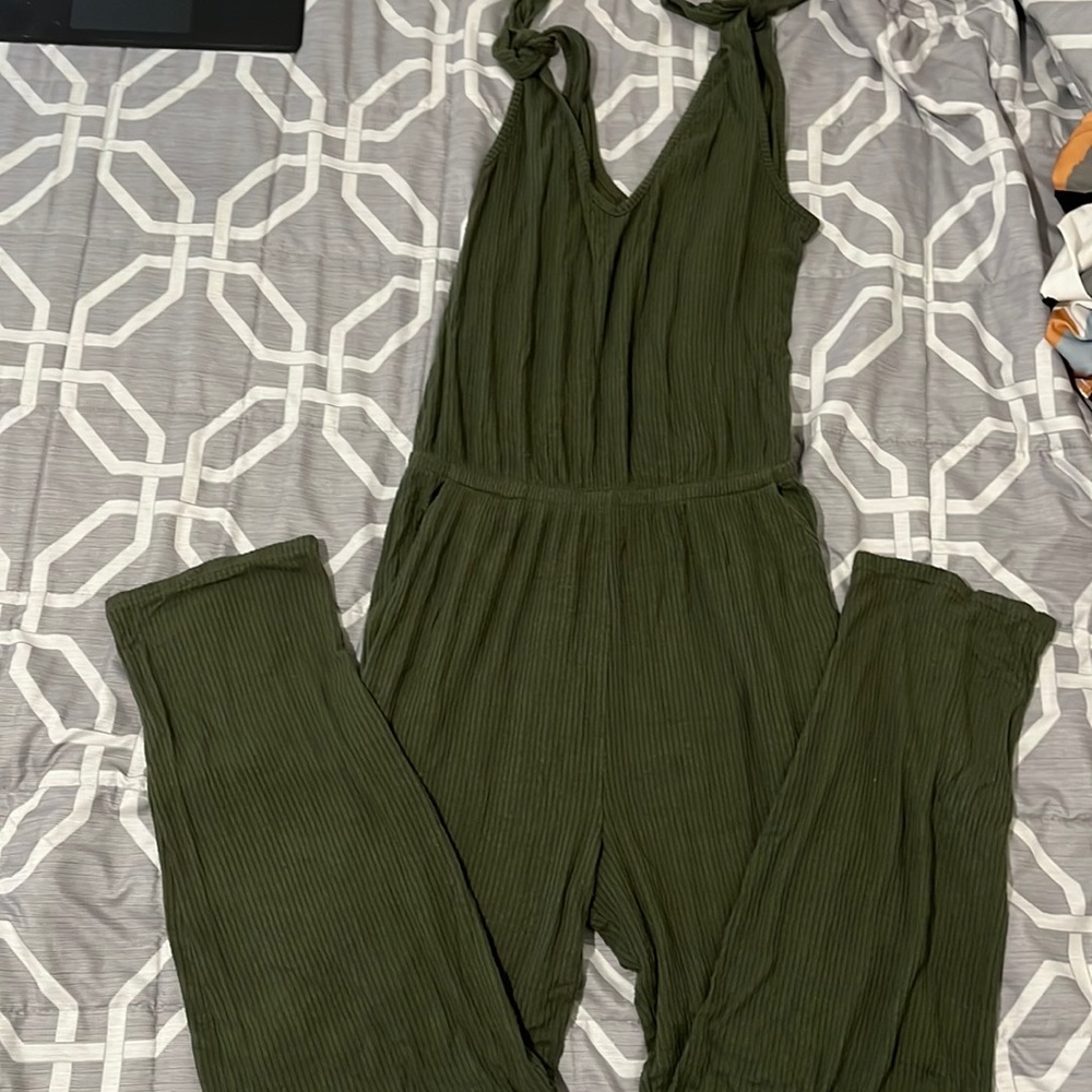 XS Olive green jumpsuit, adjustable straps, with pockets. soft texture